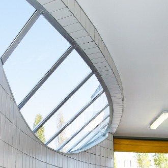 L'"oeil" apportant la lumière naturelle au sas de déchargement des ambulances des urgences du centre hospitalier d'Argenteuil L'"oeil" apportant la lumière naturelle au sas de déchargement des ambulances des urgences du centre hospitalier d'Argenteuil