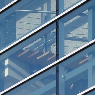 Le mur-rideau de l'escalier de l'administration du centre hospitalier de Boulogne sur mer Le mur-rideau de l'escalier de l'administration du centre hospitalier de Boulogne sur mer