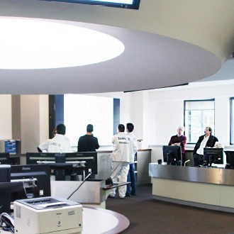 La coupole d'éclairage zénithal de la salle de régulation du SAMU 78 de l'hôpital André Mignot au Chesnay La coupole d'éclairage zénithal de la salle de régulation du SAMU 78 de l'hôpital André Mignot au Chesnay