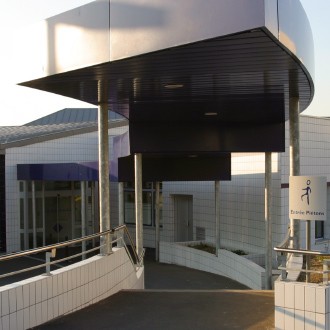 L'auvent d'entrée au service d'accueil des urgences de l'hôpital d'Argenteuil L'auvent d'entrée au service d'accueil des urgences de l'hôpital d'Argenteuil